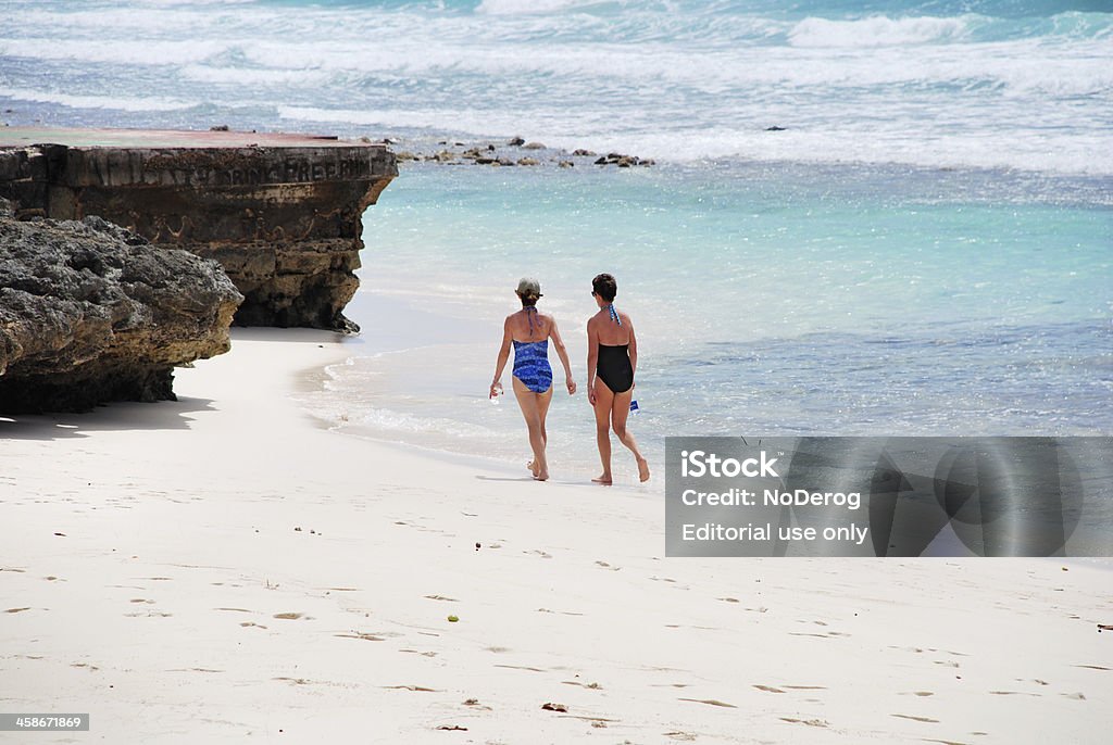 Две женщины, ходить на пляж в Барбадосе Вест-Индии - Стоковые фото Атлантический океан роялти-фри