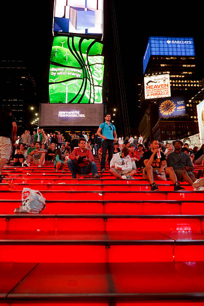 Tropisk frelsen Logisk People On Red Steps Times Square New York City Stock Photo - Download Image  Now - Red, Staircase, Steps - iStock
