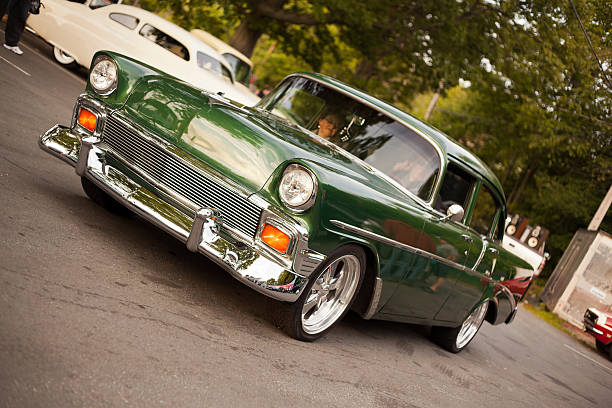 verde 1956 chevrolet bel air - collectors car front view chevrolet bel air horizontal imagens e fotografias de stock