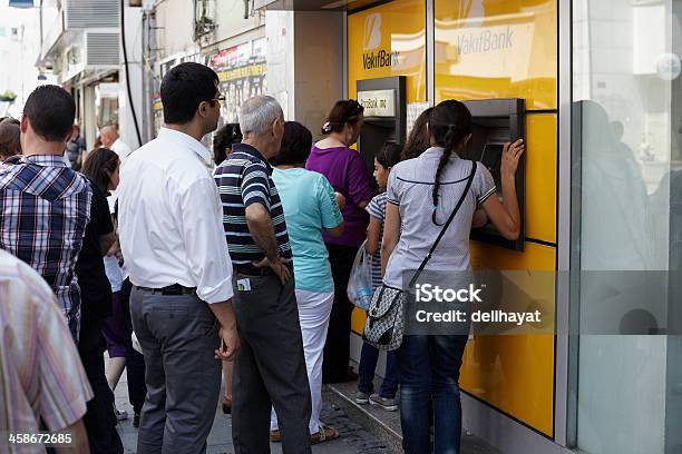 Wycofywanie Pieniędzy - zdjęcia stockowe i więcej obrazów Bank - Bank, Bankowość, Czekać w kolejce