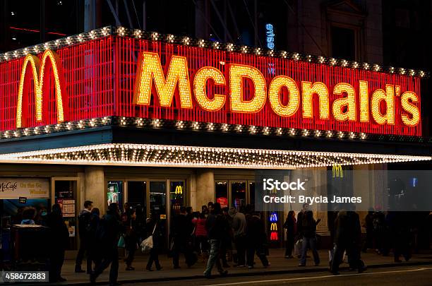 Foto de Mcdonalds No Theater District 42nd Street De Nova York e mais fotos de stock de Alimentação Não-saudável