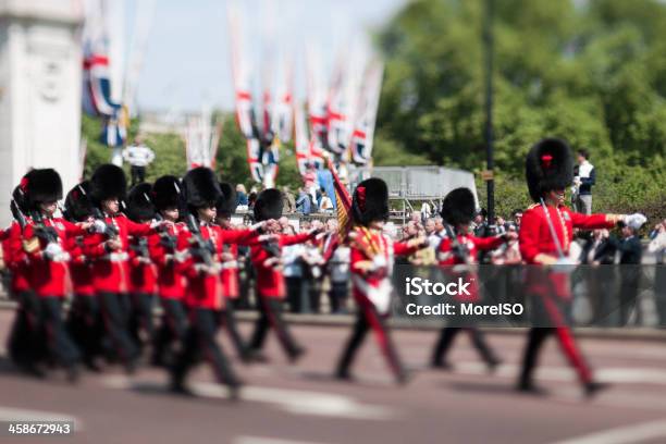 Guardia Reale Di Londra - Fotografie stock e altre immagini di Bandiera del Regno Unito - Bandiera del Regno Unito, Cambio della guardia, Camminare