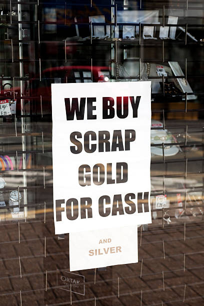 우리는 구매하다 폐품 골드 현금 (표시 - gold jewelry scrap metal buying 뉴스 사진 이미지
