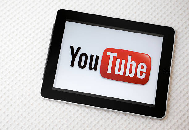 logo di youtube su schermo ipad - youtube sign ipad editorial foto e immagini stock