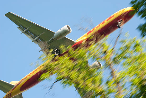 dhl aero expreso, boeing 757 - wheel airplane landing air vehicle photos et images de collection