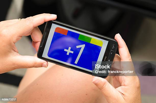 Foto de Mulher Segurando Um Smartphone Com 1 Logo Do Google e mais fotos de stock de Dedo humano