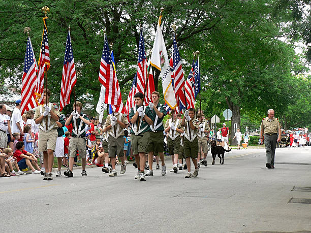 boy scouts marchando em 4 de desfile de julho - parade flag child patriotism - fotografias e filmes do acervo