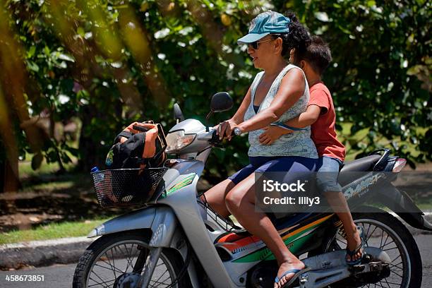 Madre E Figlio Di Passeggiate Tiger Smart Motocicletta - Fotografie stock e altre immagini di Sellino posteriore