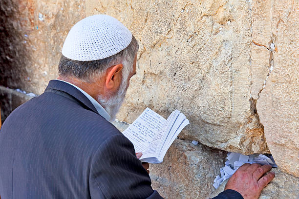 juifs de prier au mur occidental - middle the western wall jerusalem israel photos et images de collection