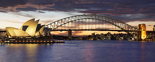 sydney opera hous'e harbour bridge - sydney australia sydney harbor australia night - fotografias e filmes do acervo