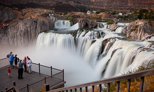 familienfoto am fluss shoshone falls, idaho - snake river canyon stock-fotos und bilder