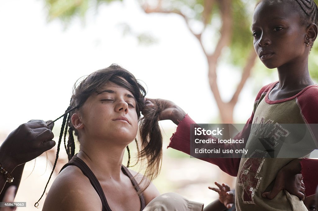 Salon de coiffure pour un blanc fille en Noir africain-camp - Photo de A la mode libre de droits