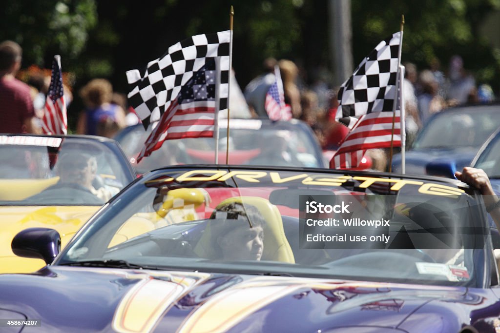 Corvette com bandeiras quadriculada em 4 de desfile de julho - Foto de stock de 4 de Julho royalty-free