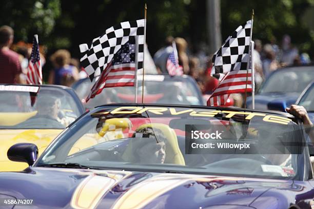Corvette Com Bandeiras De Chegada Em 4 De Desfile De Julho - Fotografias de stock e mais imagens de 4 de Julho