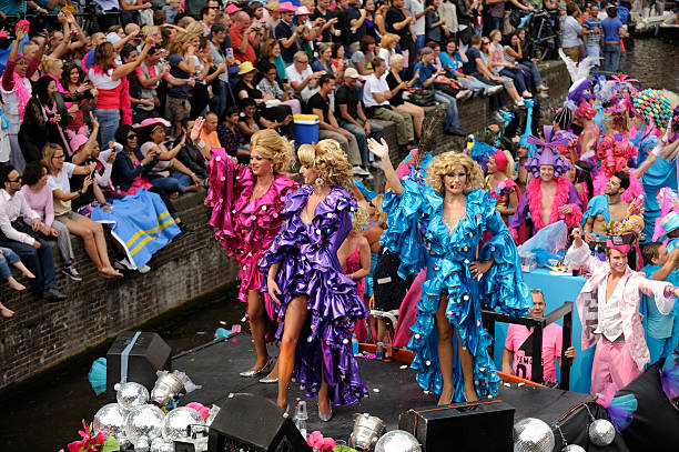 parade de canal à amsterdam - editorial vertical homosexual people photos et images de collection