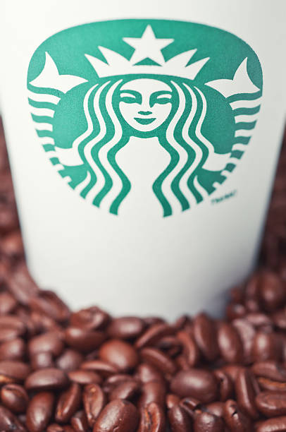 кубок кофе starbucks - starbucks coffee bean editorial стоковые фото и изображения