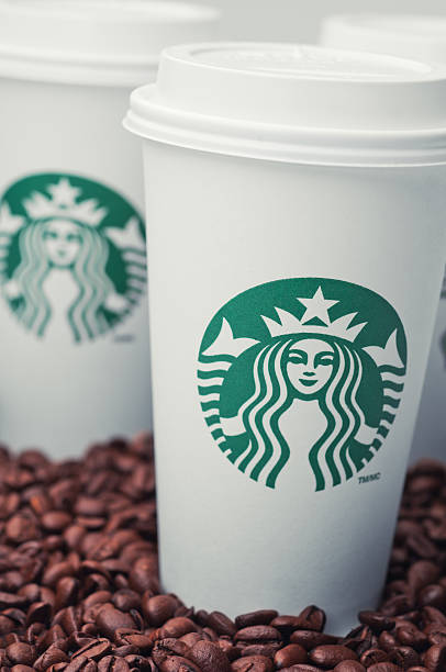 starbucks-becher - starbucks coffee bean editorial stock-fotos und bilder