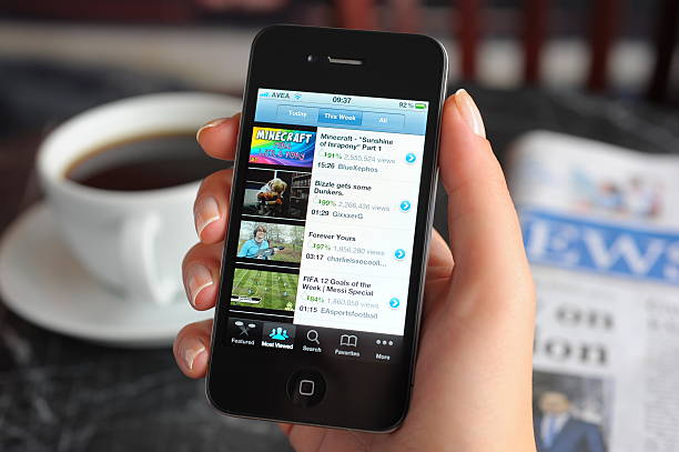 youtube で iphone 4 - youtube iphone video mobile phone ストックフォトと画像