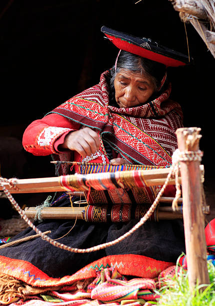 quechua mujer weaving - quechuas lamistas fotografías e imágenes de stock