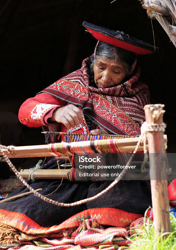 Quechua mulher tecelagem - Foto de stock de Adulto royalty-free