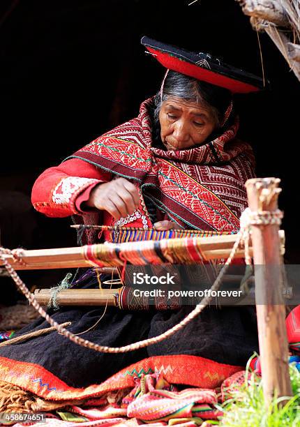 Foto de Quechua Mulher Tecelagem e mais fotos de stock de Adulto - Adulto, Ajoelhar, América do Sul