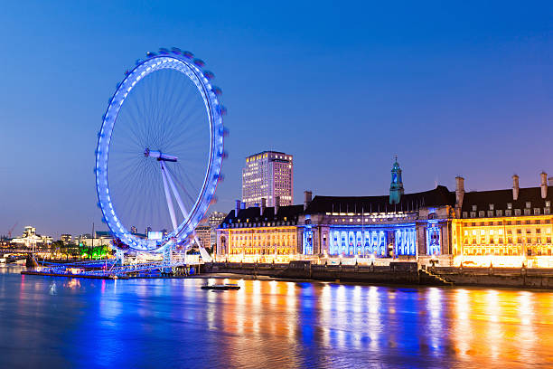 london eye et les lumières de la ville de la tamise, de nuit - thames river london england blue city photos et images de collection