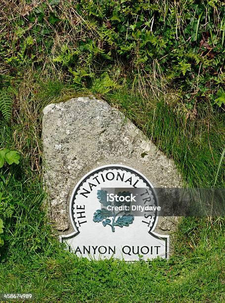 Национальный Знак Доверия Указывающие На Lanyon Quoit — стоковые фотографии и другие картинки Lanyon Quoit