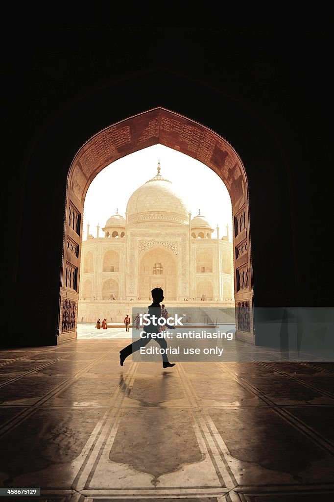 Solo/a figlio/a e il Taj - Foto stock royalty-free di Agra