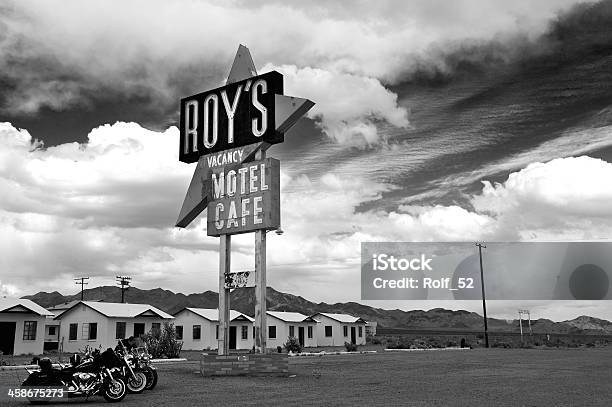 Motel En Roys Y Café En La Route 66 Foto de stock y más banco de imágenes de Harley Davidson - Harley Davidson, Café - Edificio de hostelería, California