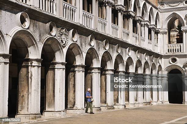 Cortile Ducalevenezia - Fotografie stock e altre immagini di Adulto - Adulto, Ambientazione esterna, Architettura