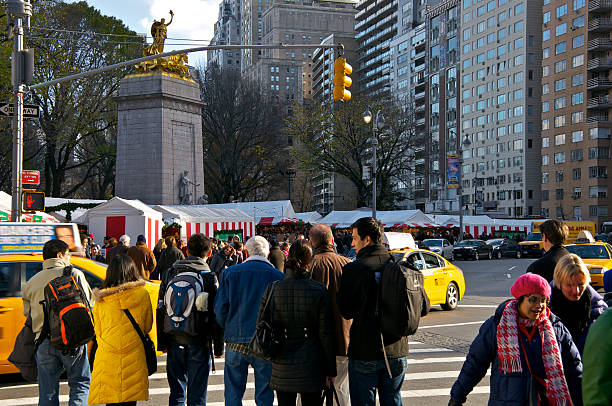 nyc kreuzungen, fußgänger überqueren sie am columbus circle & central park - editorial in a row national landmark famous place stock-fotos und bilder