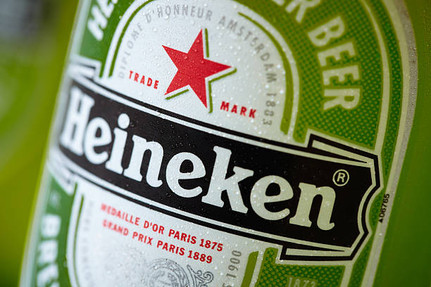 heineken - название бренда стоковые фото и изображения