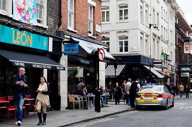 police dans la vieille ville de compton street - pedestrian accident england street photos et images de collection