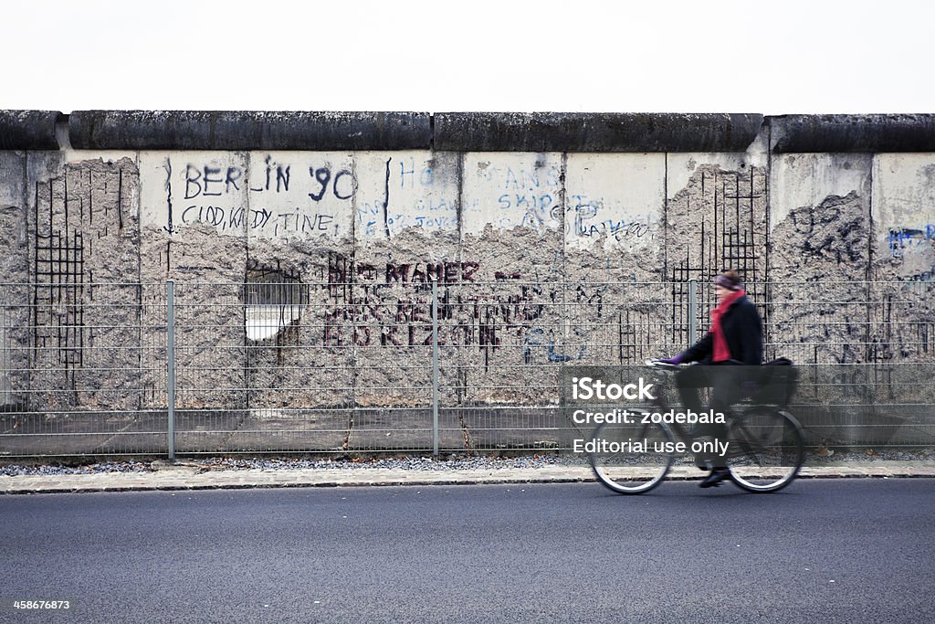Homem Ciclismo em frente ao Muro de Berlim, East Side, Alemanha - Royalty-free Muro de Berlim Foto de stock