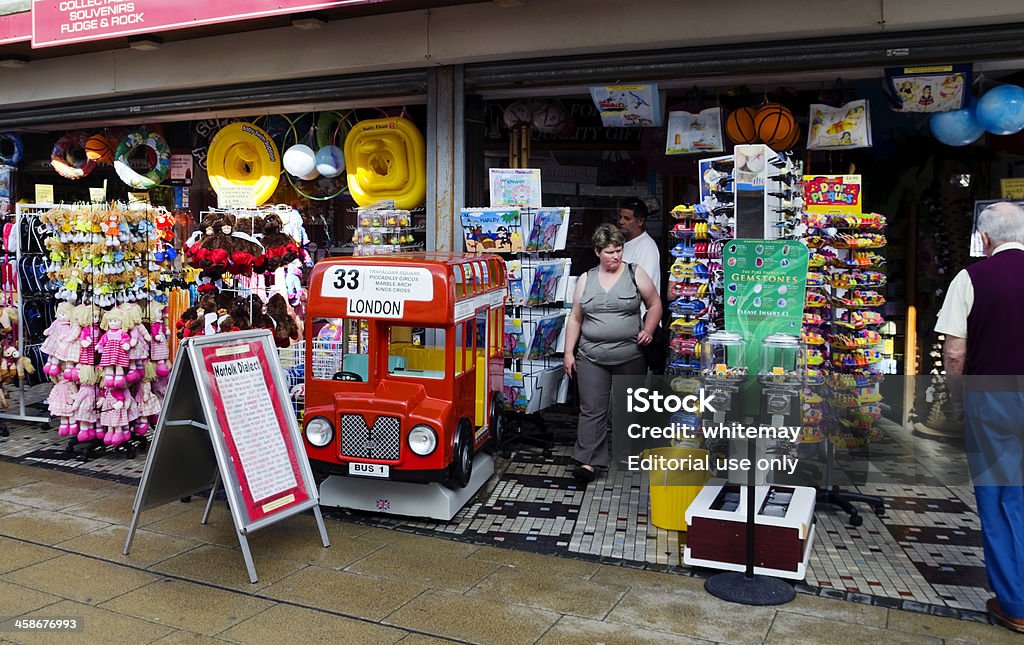 Tiendas de Souvenir, Great Yarmouth - Foto de stock de Acera libre de derechos