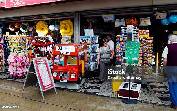 Tiendas De Souvenir Great Yarmouth Foto de stock y más banco de imágenes de Acera - Acera, Adulto, Aire libre