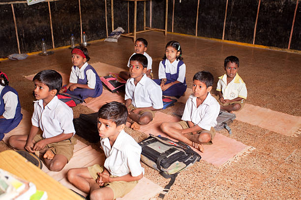 groupe de petits enfants dans le monde rural indian school en configuration salle de classe - child group of people multi ethnic group classroom photos et images de collection