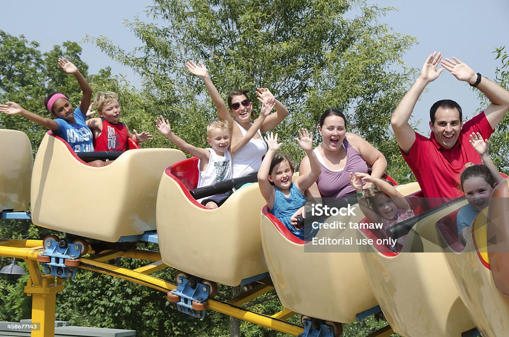 Маленький Roller Coaster Fun - Стоковые фото Семья роялти-фри