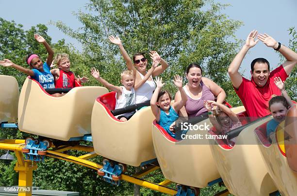 Маленький Roller Coaster Fun — стоковые фотографии и другие картинки Семья - Семья, Американские горки, Катание на аттракционах