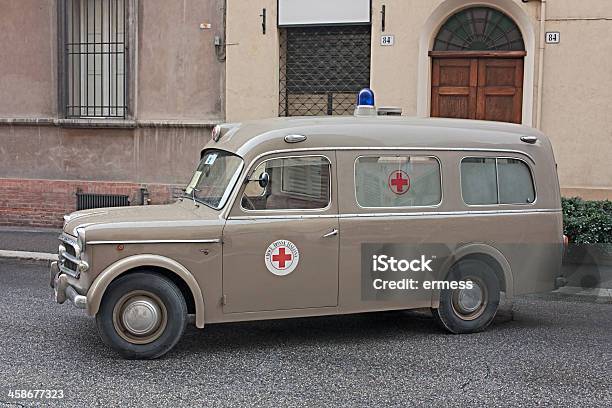 Photo libre de droit de Old Italien Ambulance banque d'images et plus d'images libres de droit de D'autrefois - D'autrefois, Style rétro, Ambulance