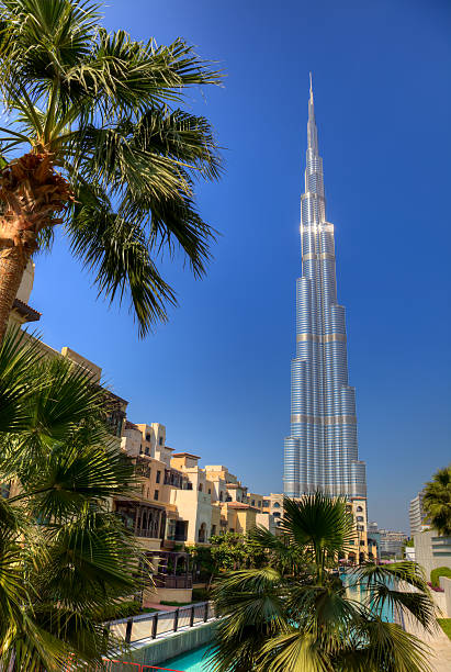 souk al bahar y burj khalifa, el edificio más alto del mundo, dubai - clear sky vacations vertical saturated color fotografías e imágenes de stock