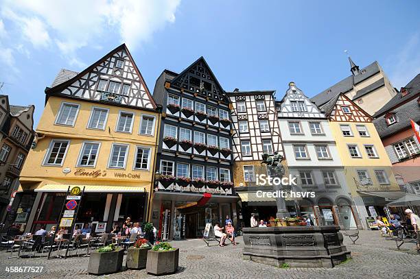 Photo libre de droit de Market Place Cochem Dans La Vallée De La Moselle Typiques Colombages Allemagne banque d'images et plus d'images libres de droit de Allemagne