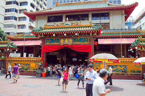 besuch der kwan im tempel - editorial asia singapore tourist stock-fotos und bilder