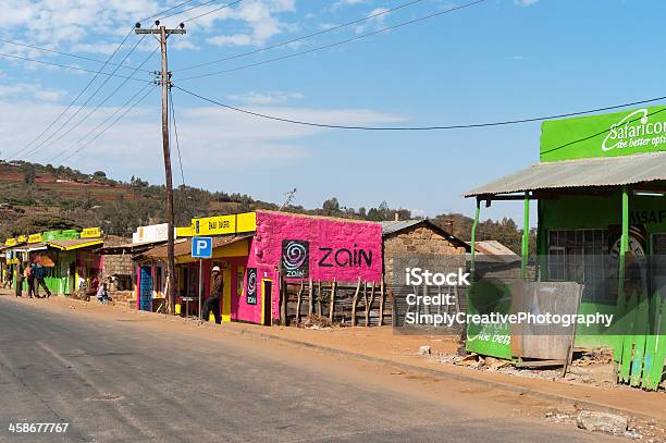 Aldeia No Meio Rural Quénia - Fotografias de stock e mais imagens de Aldeia - Aldeia, Andar, Ao Ar Livre