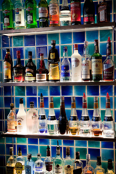 bottiglie di bevande alcoliche bar - smirnoff vodka bottle alcohol foto e immagini stock