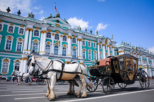 путешествие в россии - winter palace стоковые фото и изображения