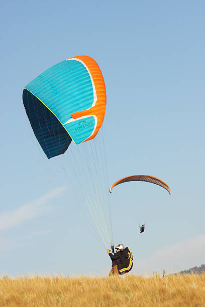 paraglider 항공기 날개 캐노피 - extreme sports air sport recreational pursuit ultralight 뉴스 사진 이미지