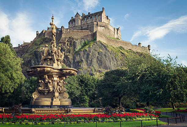 Edinburgh Castle and the Ross Fountain Edinburgh, UK - September 18, 2012: Flowers surrounding the ornate Ross Fountain in Princes Street Gardens in Edinburgh, with Edinburgh Castle in the background. Castle Rock stock pictures, royalty-free photos & images