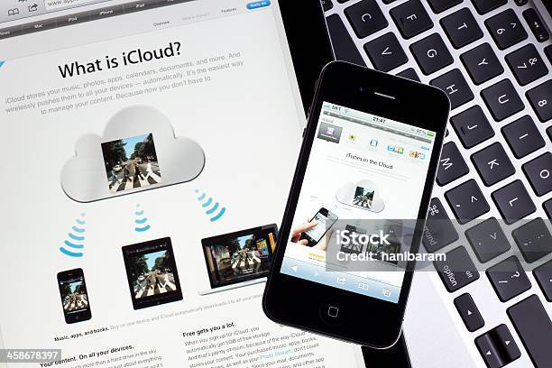 Cloud Computing Stockfoto und mehr Bilder von Apple Computer - Apple Computer, Berühren, Berührungsbildschirm