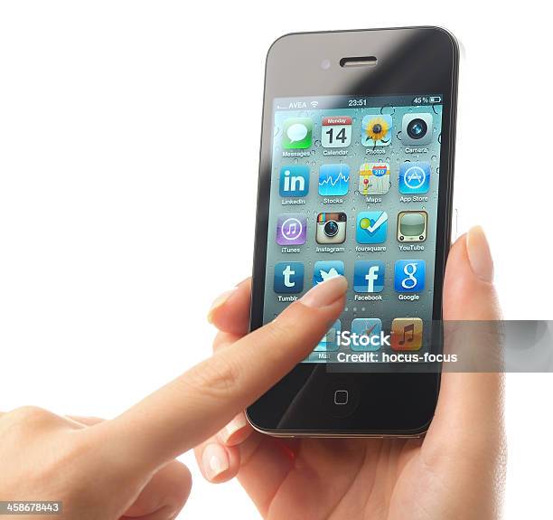 Con Iphone 4 Foto de stock y más banco de imágenes de Adulto - Adulto, Agarrar, Aplicación para móviles